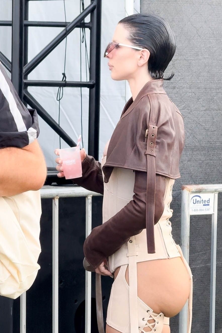 Julia Fox booty
