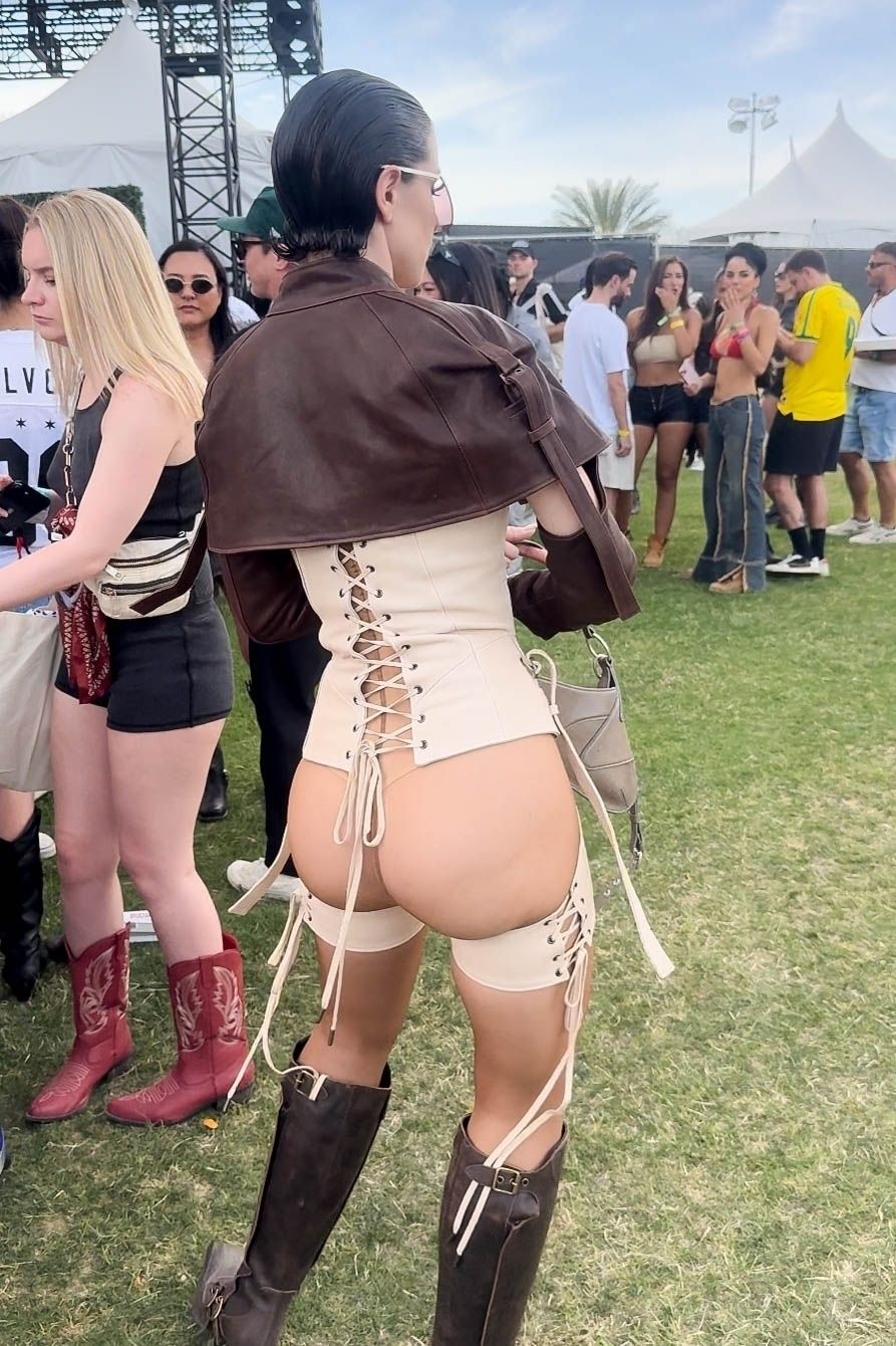 Julia Fox booty