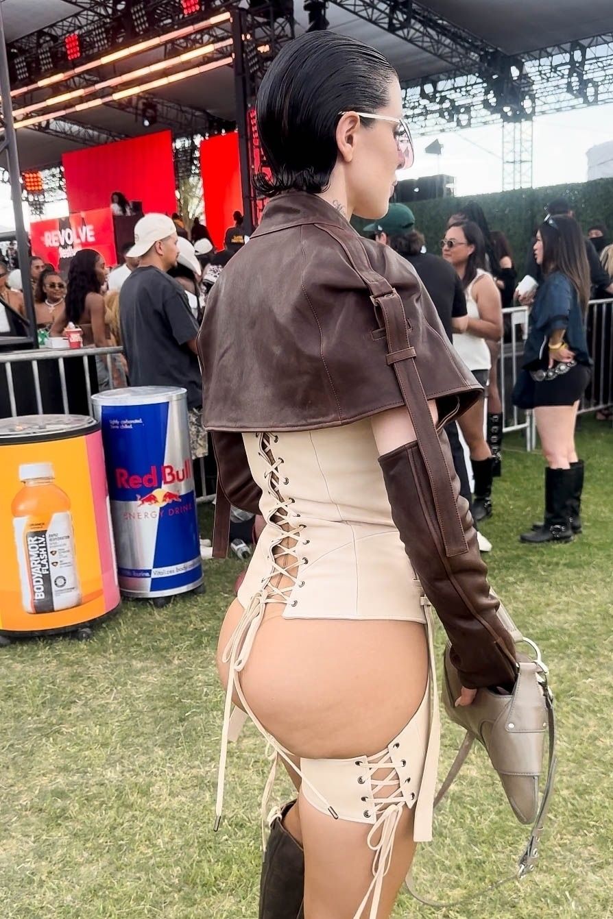 Julia Fox booty