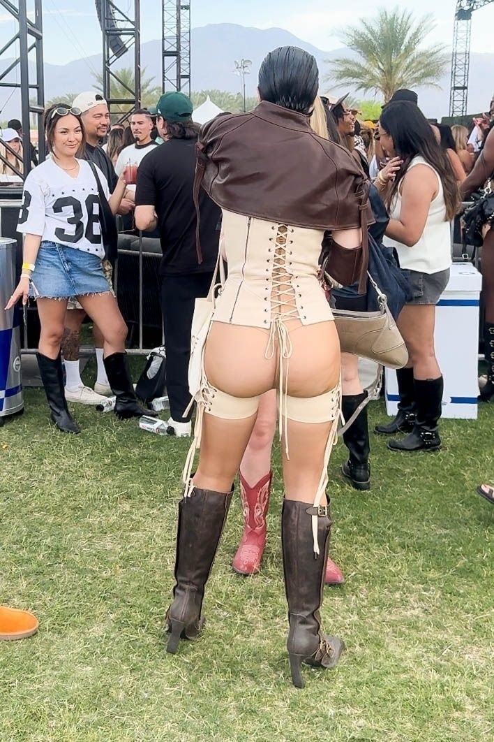Julia Fox booty