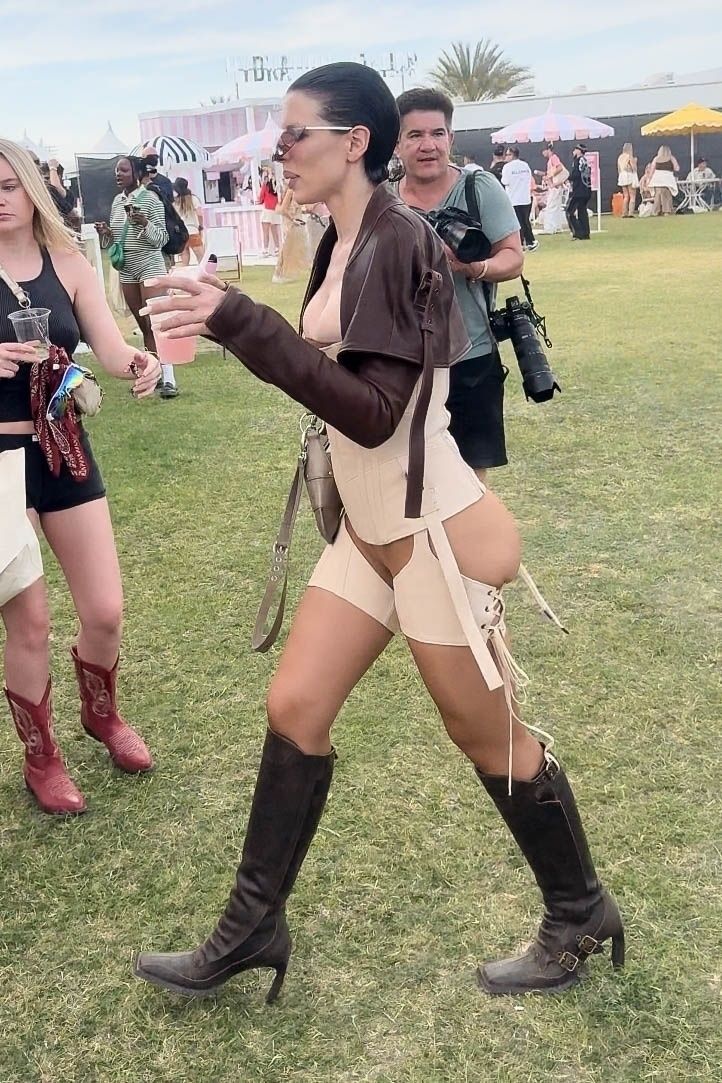 Julia Fox booty