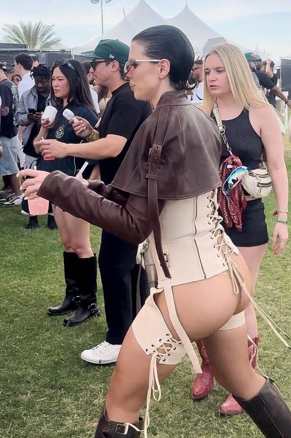 Julia Fox booty